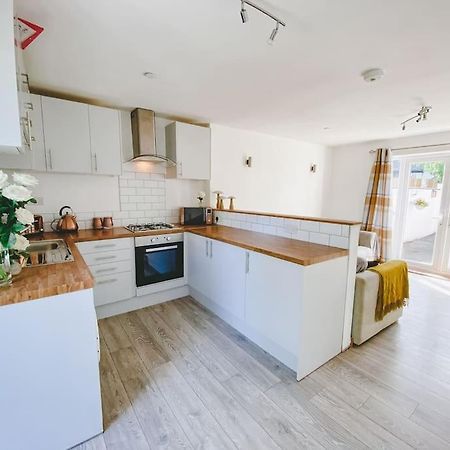 La Petite Maison Суонзи Екстериор снимка
