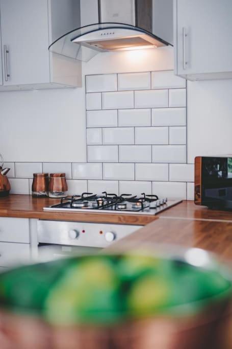La Petite Maison Суонзи Екстериор снимка